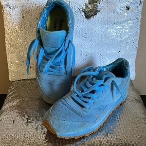 CLASSIC REEBOK BABY BLUE WITH BUBBLEGUM BOTTOM SIZE 4. GOOD CONDITION.